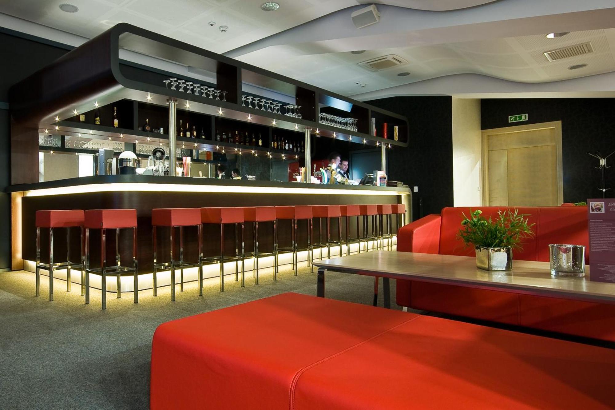 Hotel Poznanski A2 Любонь Экстерьер фото