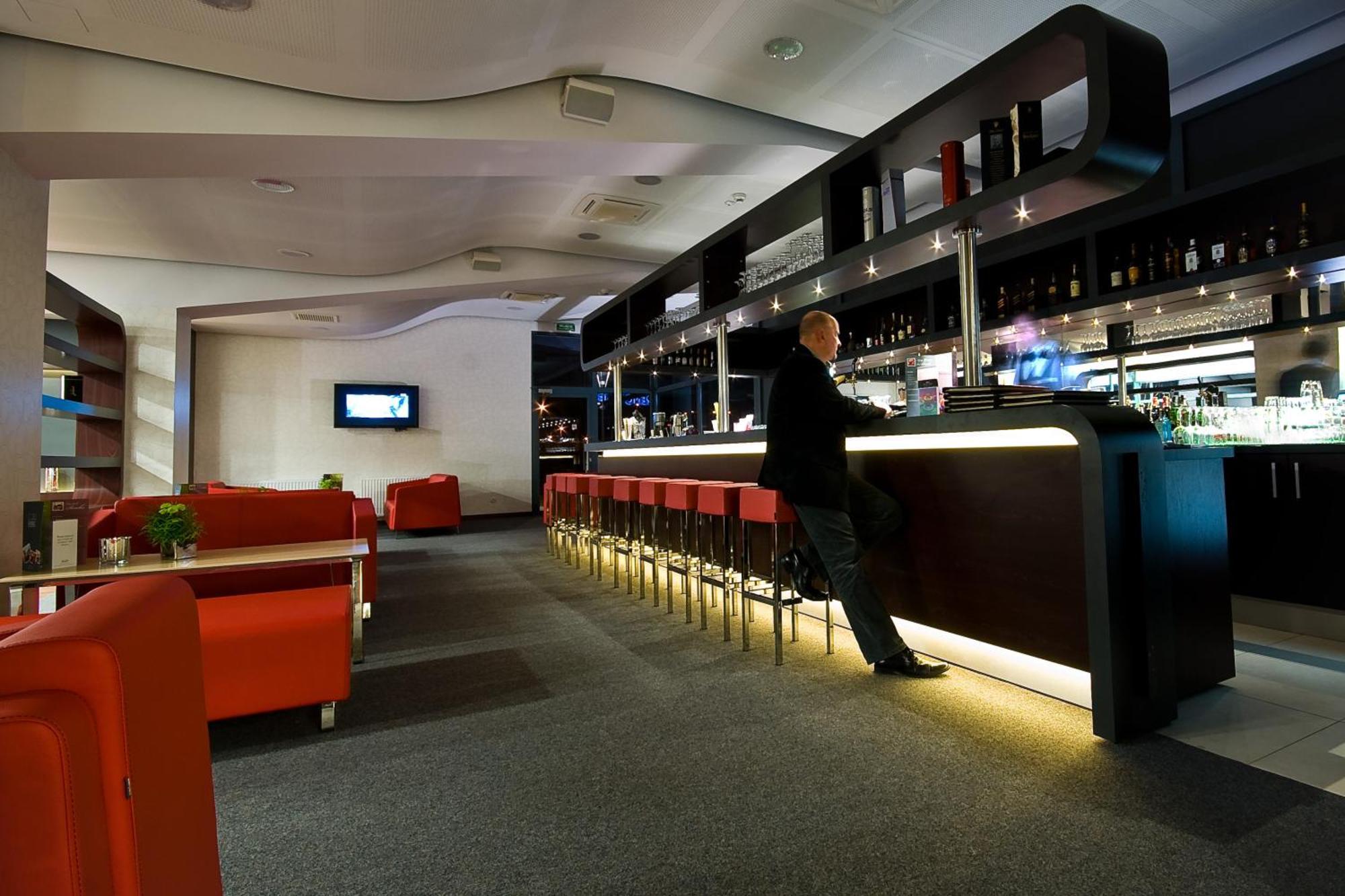 Hotel Poznanski A2 Любонь Экстерьер фото