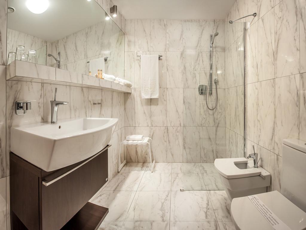 Hotel Poznanski A2 Любонь Экстерьер фото