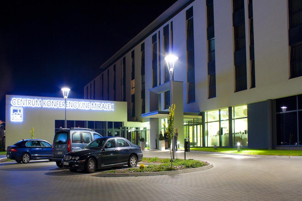 Hotel Poznanski A2 Любонь Экстерьер фото
