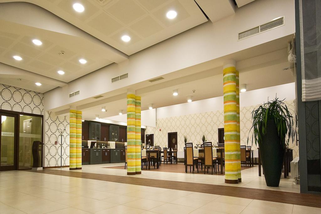 Hotel Poznanski A2 Любонь Экстерьер фото