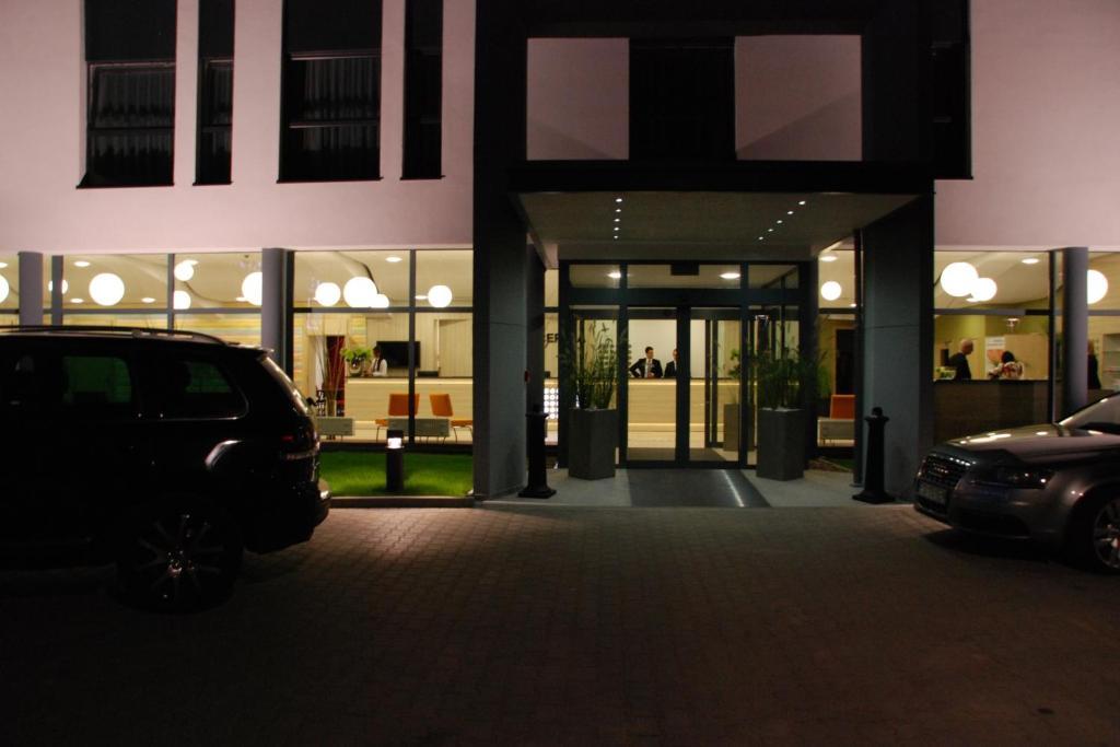 Hotel Poznanski A2 Любонь Экстерьер фото