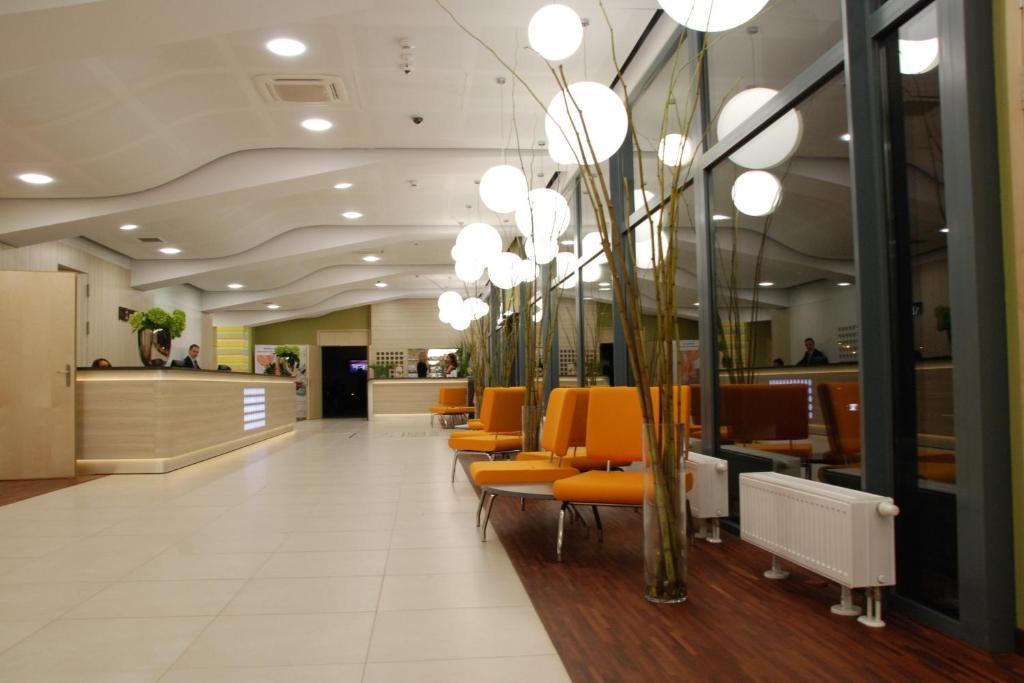 Hotel Poznanski A2 Любонь Экстерьер фото
